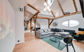 Big Design Apt - Sleeps 12 - Best Location